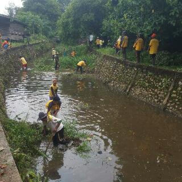 TARGET RAIH ADIPURA, Pasukan Kuning Bersihkan Sungai Dalam Kota Teluk Kuantan