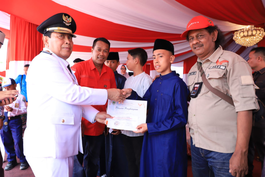 Bupati Sukiman Serahkan Hadiah Lomba Adzan Hasil Kerjasama GWI dan Pemkab Rohul