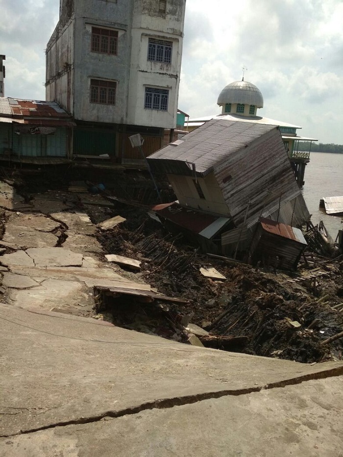 TANAH MERAH LONGSOR, Jalan Beton dan 3 Unit Gudang Ambruk