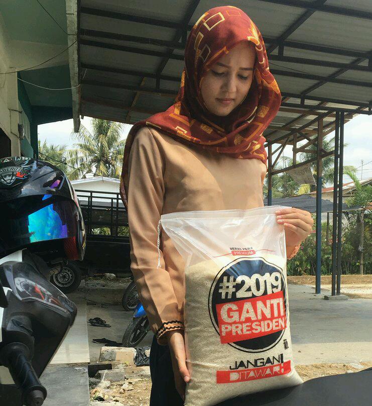 HEBOH...Cewek Cantik di Riau Ini Pamer Beras Merek #2019GantiPresiden 