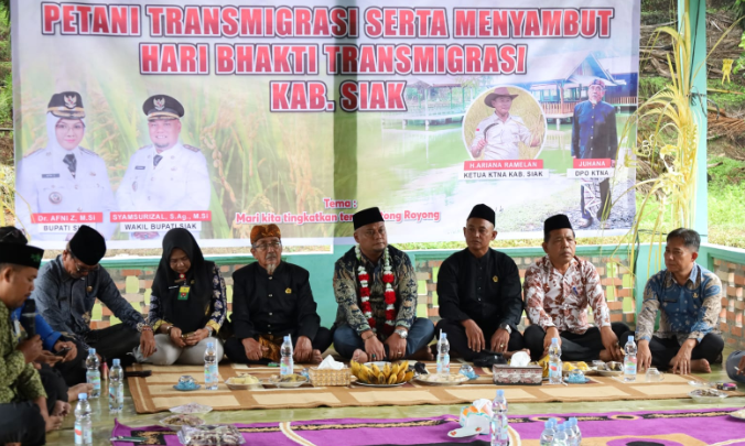 Pemkab Siak  Komitmen Dukung Petani Transmigrasi