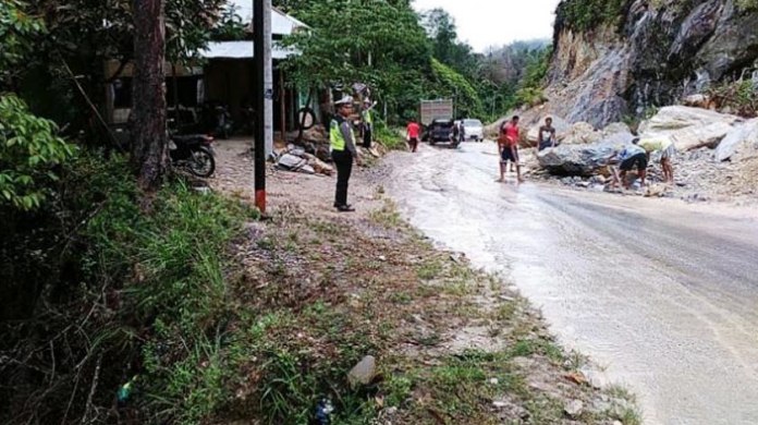 WASPADA...Longsor Besar Masih Berpotensi Terjadi di Jalan Riau-Sumbar