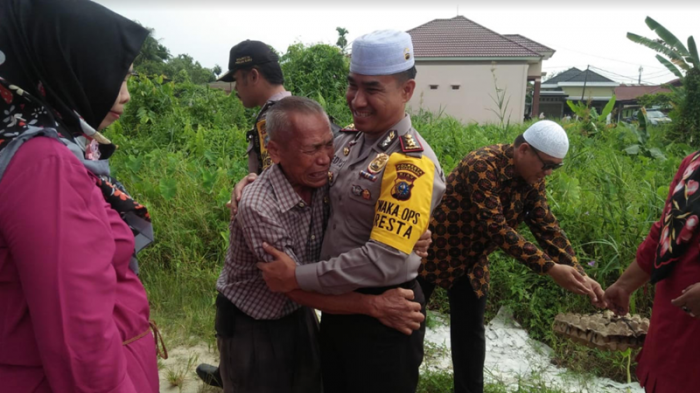 Sambangi Kakek Tua Pengurus Masjid di Pekanbaru, Wakapolresta Teteskan Air Mata