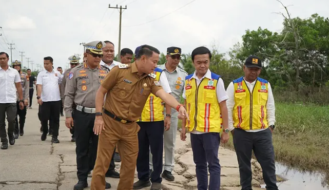 Husni Tamrin Tinjau Kondisi Jalan Rusak di KM 83 Jalintim