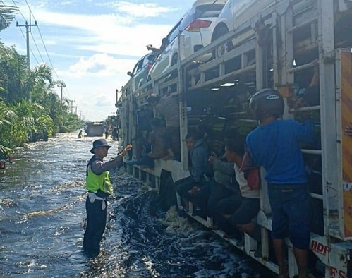 Banjir di Jalan Lintas Timur Sumatera di Pelalawan Makin Tinggi, Jasa Angkut Kendaraan  Makin Mahal...
