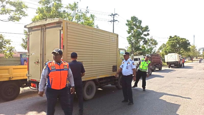 Dishub Pekanbaru Tindak Puluhan  Truk Angkutan Barang