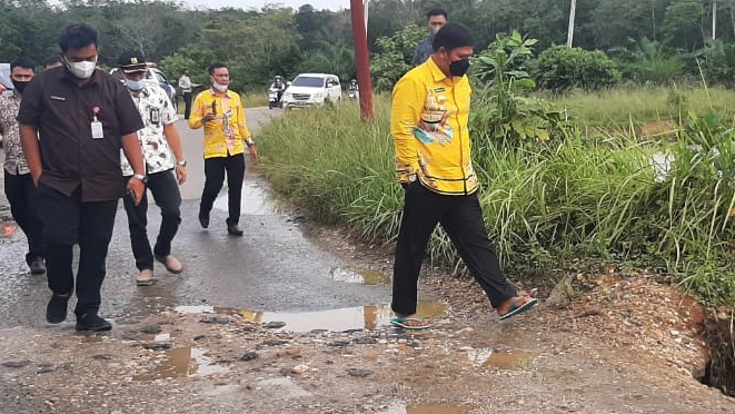 Bupati Gesa PLT Kadis PUPR Kuansing Perbaiki Jalan Penghubung Desa Teratak Renda Menuju Sikijang Kecamatan LTD