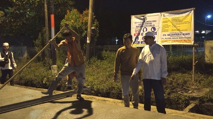 Pj Bupati Herman Tinjauan Lokasi Pengerjaan Jalan HR Soebrantas Tembilahan