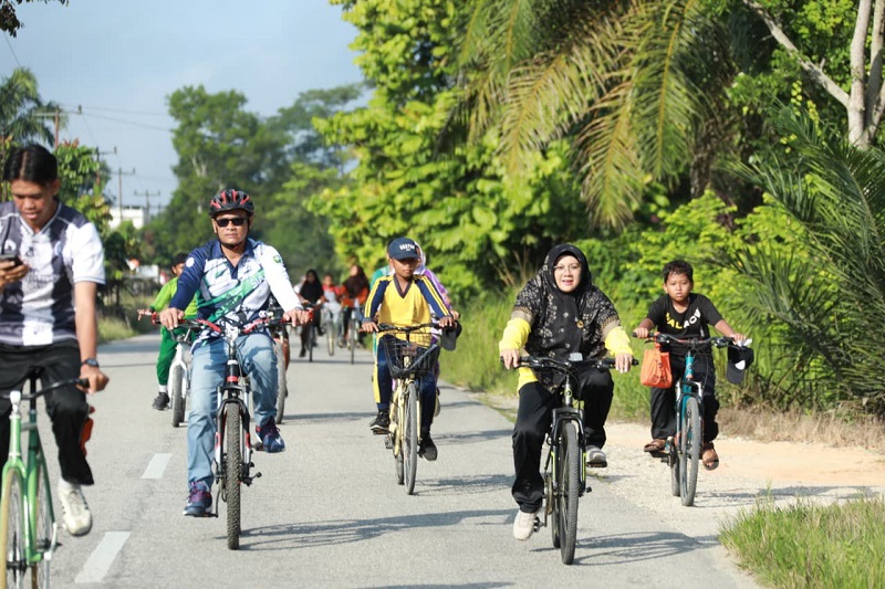 Bupati Afni Ikut Bersepeda di Gelaran  Tour de Sawah HUT ke-80 RI
