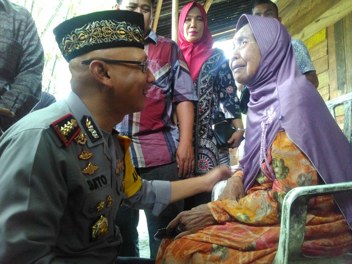 JUMAT BAROKAH...Kakek Are dan Istri Terharu Terima Bantuan dari Polresta Pekanbaru