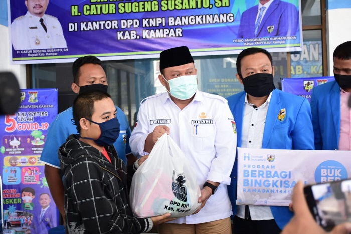 Bupati Apresiasi Kepedulian KNPI Kampar Bantu Masyarakat Terdampak Covid-19