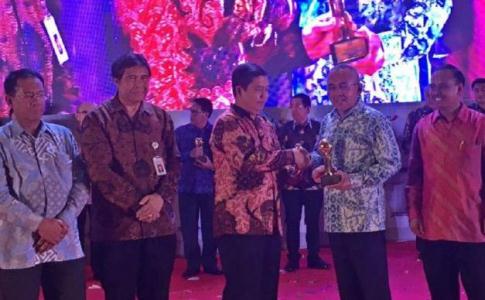 Plt Gubernur Riau Terima Top Pembina BUMD Award 2016