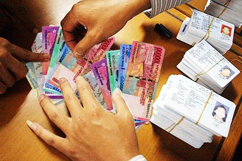 HEBAT... Baru Dilantik, Tim Saber Pungli Kota Pekanbaru Tangkap Calo Pembuat KTP
