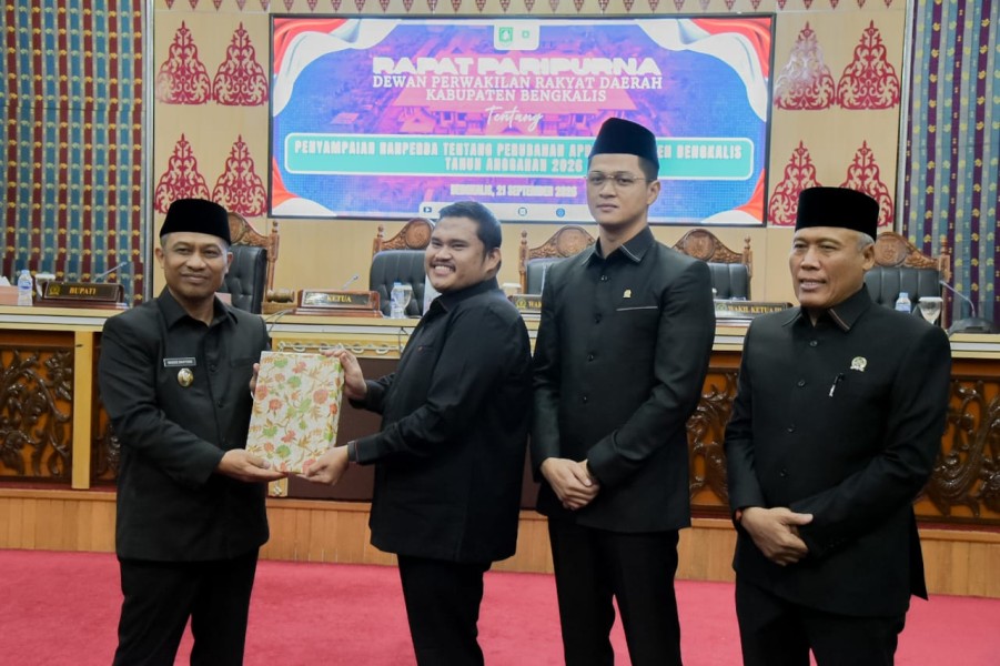 Bupati Bengkalis Sampaikan Ranperda dan Nota Keuangan Perubahan APBD 2026