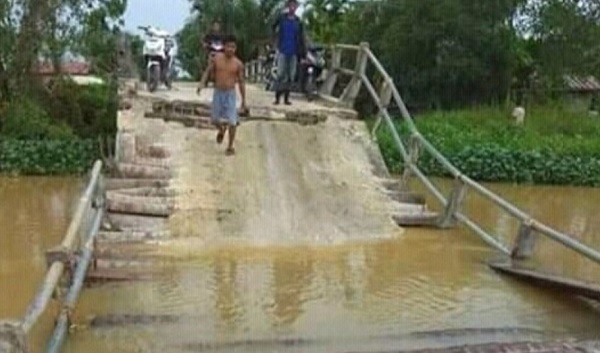 Dua Jembatan di Mumpa Inhil Putus, Warga terancam Terisolir