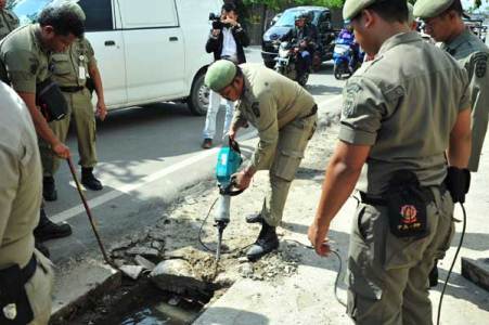 BONGKAR...Wali Kota Marah Pemilik Toko Tutup Saluran Drainase