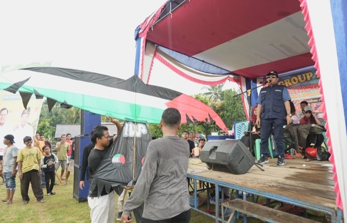 Ribuan Warga Saksikan Festival Layang-layang di Lubuk Ambacang