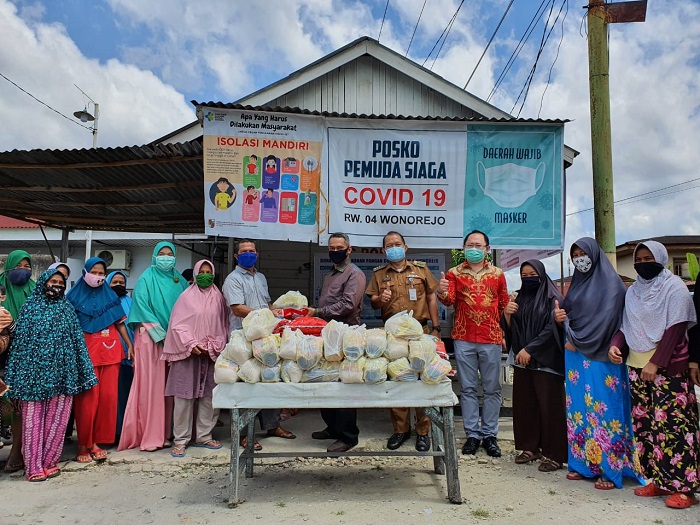 Eka Hospital Bersama Ketua DPRD Kota Pekanbaru Bagikan 400 Paket Sembako kepada Warga Marpoyan Damai