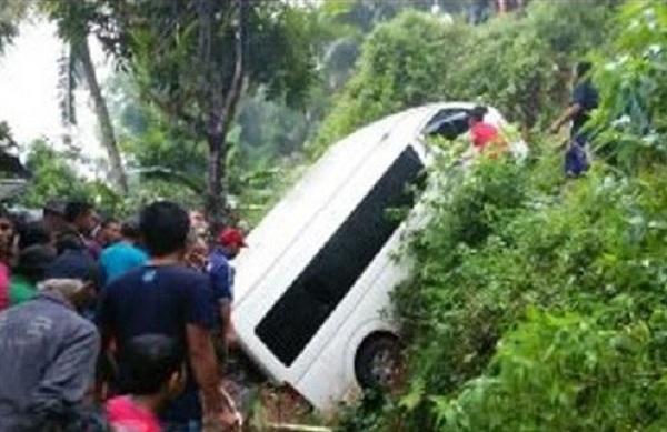 INNALILLAHI...Niat Baik Bantu Dorong Mobil Mogok, Dua Pemuda Malah Tewas Tergilas, Ini Fotonya