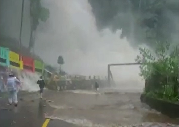 Debit Air Terjun Lembah Anai Kuat, Air Meluap Hingga ke Menutup Jalan Lintas Bukittinggi-Padang