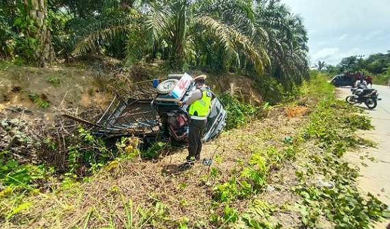 14 Penumpang Pikap Carry Luka-luka di Tanjung Medan, Mobilnya Nyungsep ke Dalam Parit