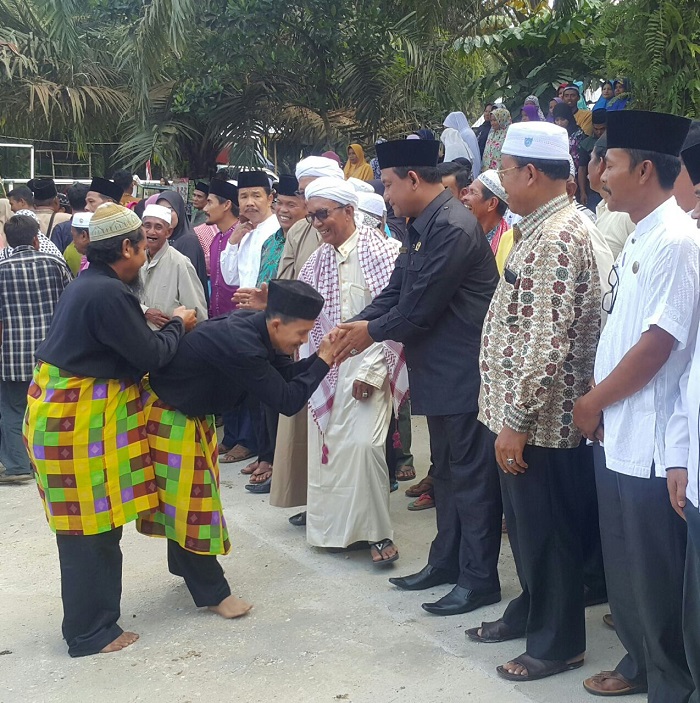Disambut Pencak Silat, Kakan Kemenag Pelalawan Buka Suluk di Bandar Seikijang 