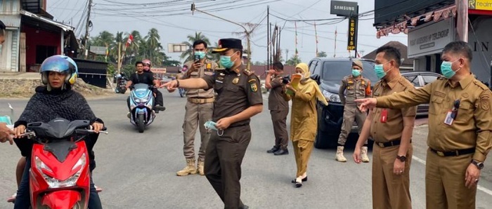 Kabut Asap Mulai Mereda, Pemkab Kuansing Tetap Bagikan Masker kepada Masyarakat