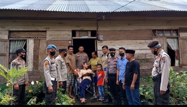 Tangis Haru Susanti, Teguh Anaknya Dapat Kursi Roda dari Kapolsek LTD