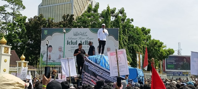 Bupati Zukri Muncul di Tengah Aksi Massa TNTN