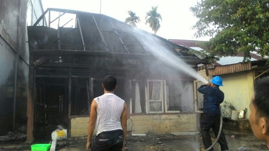 TELEVISI MELEDAK, Dua Rumah Warga Jalan Muhammadiyah Ludes Terbakar