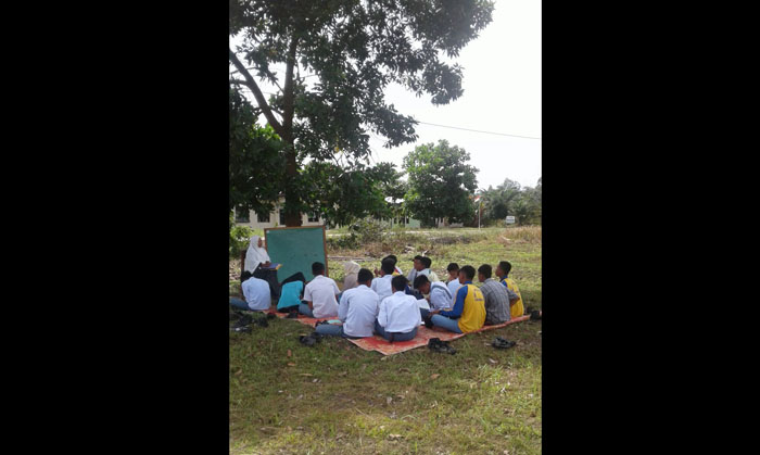 MIRIS...Ruang Kelas Tak Cukup, Siswa SMK Negeri 1 Bonai Darussalam-Rohul Belajar di Bawah Pohon