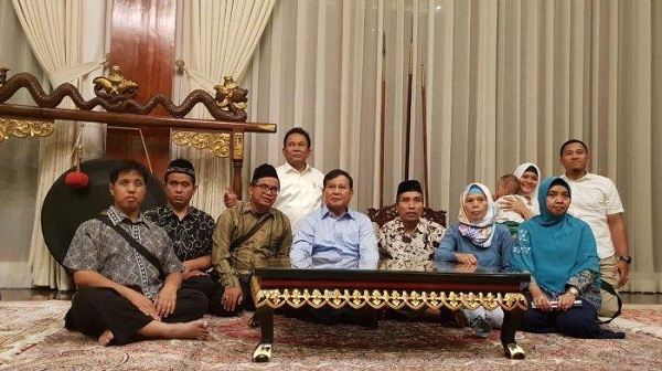 Jelang Pergantian Tahun,Prabowo Berdoa Bersama Anak Yatim dan Kaum Difabel