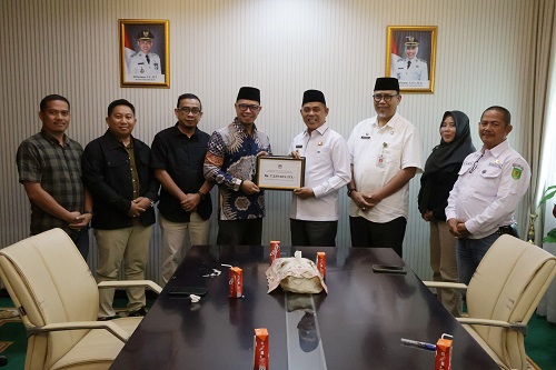Bupati Inhil Herman Terima Pengembalian Dana Hibah Silva Penyelenggaraan Pemilu Tahun 2024 Senilai 7,2 Milyar Rupiah