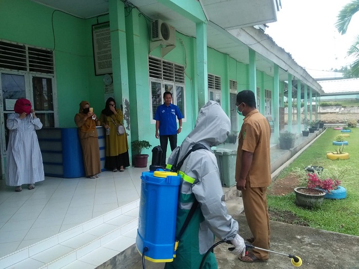 Antisipasi Penyebaran Covid 19, Majelis Guru Semprot Disinfektan di SMK Negeri 1 Rambah-Rohul