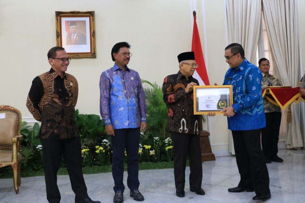 Selamat! Diserahkan Wapres, Pemprov Riau Terima Anugerah Keterbukaan Informasi 2019 