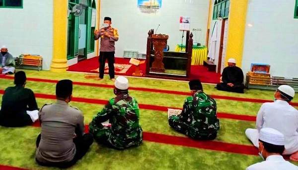 Melalui Sholat Subuh, TNI  Polri  Ajak Warga Ikuti Protokol Kesehatan