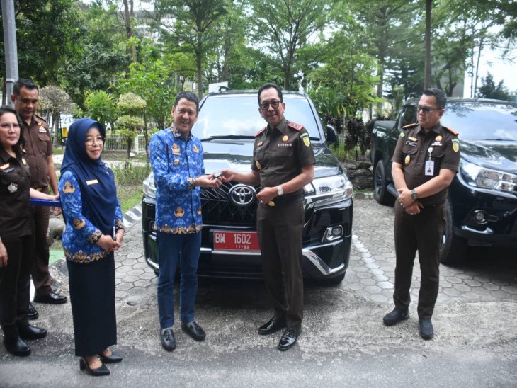 Kejati Riau Kembalikan Ratusan Smartphone dan 4 Mobil pada Pemkab Kampar