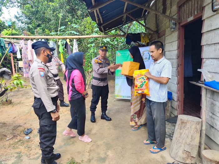 Polsek Benai dan Bhayangkari Peduli Bagikan Sembako Ke Penyandang Disabilitas