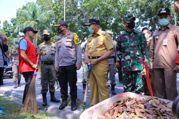 Wali Kota Pekanbaru Pimpin Razia Masker di Depan Sukaramai Trade Center dan Purna MTQ