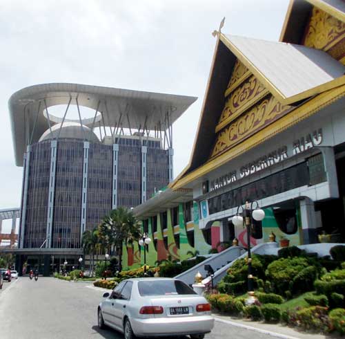 CATAT...Mulai Hari Ini, Andi Larang Pegawai Pemprov Parkir di Halaman Kantor Gubernur Riau