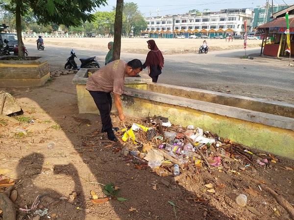 Polres Kuansing Gelar Gotong Royong di Seputaran Taman Jalur Teluk Kuantan Jelang Pacu Jalur