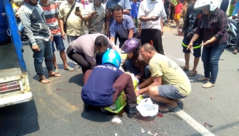 NAHAS...Terpeleset dan Terjatuh dari Motor, Seorang Ibu Tewas Dilindas Truk Tangki BBM 