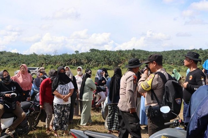 Bakar Rakit Tambang Emas Ilegal di Kuansing, Polisi Diadang Sekelompok Emak-emak
