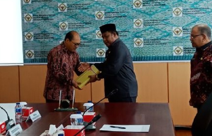 Bupati Rohil Serahkan LKPD Tahun 2017 kepada BPK RI Perwakilan Riau