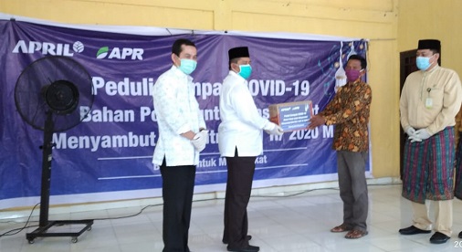 Bupati Siak Alfedri  Serahkan Sembako Bantuan PT RAPP dan APR untuk Warga di  Empat Kecamatan