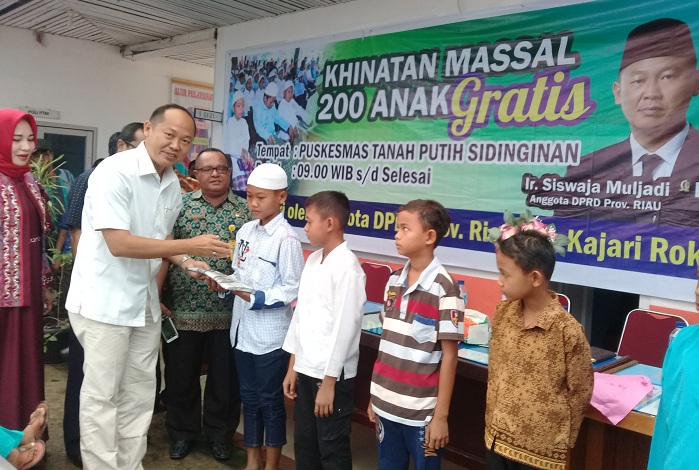 Bakti Sosial, Anggota DPRD Riau dan Kajari Rohil Adakan Sunatan Massal