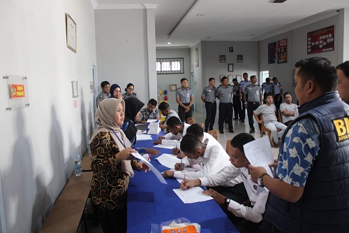 Komitmen Bebas Narkoba, Lapas Narkotika Rumbai Gelar Test Urine Bagi Pegawai Dan WBP