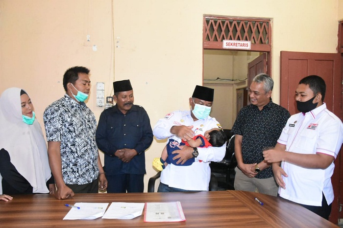 Sekda Kampar Serahkan Anak Usia 4 bulan kepada Orang Tua Asuh