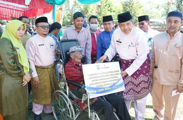 Bupati Alfedri Beri Santunan untuk Mbah Martarejo Saat Bujang Kampung di Dosan