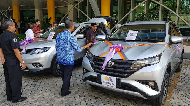 UIR Terima Sembilan Unit Mobil Operasional dari Bank Mega Syariah